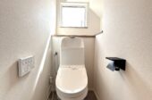トイレは１階と２階にあり、どちらも窓付きで明るい印象です。