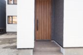 玄関ドアは電子キーに変更しています。